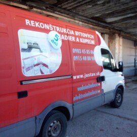 Firemné vozidlo Justav s reklamným polepom na rekonštrukcie bytových jadier a kúpeľní