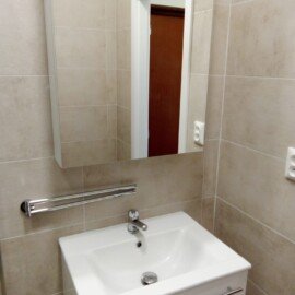 Kúpeľňa so závesnou umývadlovou skrinkou a zrkadlovou skrinkou