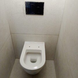 Osadené závesné WC s podomietkovým systémom a béžovým obkladom