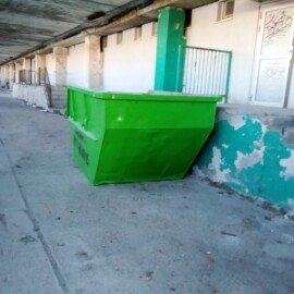 Veľkoobjemový kontajner na odvoz sutiny pred bytovým domom
